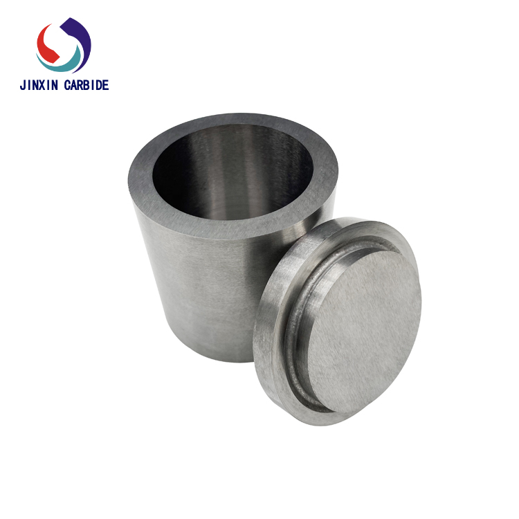 Em que circunstâncias é adequado adicionar uma luva de aço 304 a uma jarra planetária de carboneto de tungstênio?